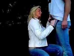 Pijpen In Het Park, Heet Vers Schatje Koppel Heeft Seks In Een Openbaar Park. Niet Thuis Hebben Om Te Neuken Leidt Sommigen Naar Openbare Plaatsen. Meer Amateurvideo's