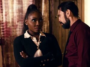 Потенцијални купац Томми захтева јебање у уплашену некретнину. Агент за некретнине Оса Ловели води свог клијента Томмија по кући коју продаје. Док не буде закључана у једној од соба. Отвара врата, и Оса га сматра сумњичавим у његове поступке