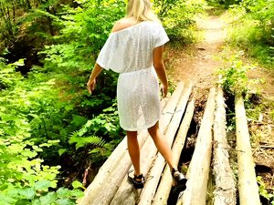 Verheiratete MILF Blieb Hinter Der Touristengruppe Zurück Und Wurde Direkt Auf Dem Waldweg Gefickt.