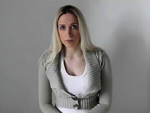 Plavokosa Plavuša Uhićena, Ponižena I Pretražena Gola