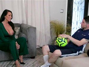 MYLF - Gorąca Macocha Pozwala Mi Złapać Jej Wielkie Soczyste Cycki