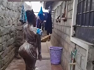 Doświadcz Namiętności Afrykańskiej Piękności, Która Kusi I Zaspokaja, Prezentując Niesamowite Atuty. Przygotuj Się Na Niezapomniane Spotkanie, Które Zostawi Cię Pragnącego Więcej.