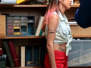 Smart Snatteri-sötnos Knullar Sig Ut Efter Att Ha Varit Där. Smart Snattande Latinamerikansk Sötnos Suger Och Knullar Sig Ut Efter Att Ha Blivit Påkommen Av Säkerhetsvakten Som Ansvarar För Förlorat Förebyggande