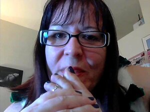 Geeky Molliges Mädchen Im Urlaub Lutscht An Zehen