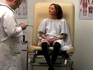 Свежа дама узима дилдо у своју лисицу