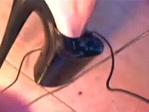 Zeer Erotische Cutie Babe Doet Close-up Op Hiel, Tepels, Lippen En Kut. Een Must See!