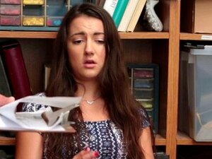 Αθώα κουκλίτσα απολαμβάνει σκληρό γαμήσι σαν πουτάνα. Η μελαχρινή λατρεύει να παίρνει καυλί στο γραφείο αφού έκλεβε τακτικά από το μαγαζί, αλλά πρέπει ακόμα να το πληρώσει με το μέλι της στο SEXBRIBERY