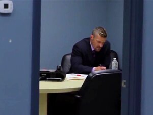 Samotny Gej Pieprzy Się W Dupę Z Przystojnymi Kolegami. Gejowski Dupek Pieprzony, Przystojny Kolega Z Pracy, Dupa Na Biurku