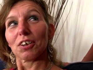 Stieftochter Schaut Zu, Wie Er Ihre Alte Stiefmutter Fickt. Stieftochter Sieht Zu, Wie Er Ihre Alten Stiefmutter Fickt