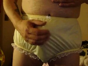 осетио у жутим гаћицама. напипао се у жутим гаћицама