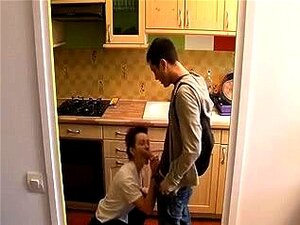 Huorahtava Kypsä Vaimo Polvistuu Ja Palvoo Tuoretta Kyrpää