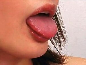 Japanisches Mädchen-Zungenspiel (10), Süßes Japanisches Mädchen Aoi Zeigt Ihre Zunge, Leckt Einen Dildo Usw. Von Der DVD  Kuchibiru & Bero 2  (GEKI-19)