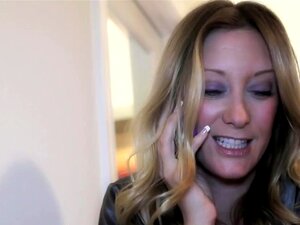 Жена је ухваћена како бесрамно прича на послу. Шеф је кажњава