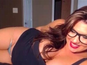 Sexy Morena Gordita Muestra Sus Grandes Tetas