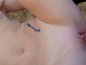 Seksi Crvenokosa Imigrantica S Malim Sisama Uživa U Grubom Jebanju Pičke Na Biciklu. Vrlo Seksi Crvenokosa šeta Granicom Bez Ikakvih Dokumenata, Pa Je Agent Zaustavlja. Skida Joj Odjeću I Pretražuje Je, A Ubrzo Prodire U Svoj Tvrdi Kurac U Njezinu Mokru P