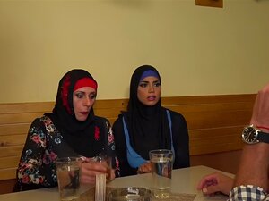 Moslimvrouw Verbreedt Haar Benen Voor ID ' S