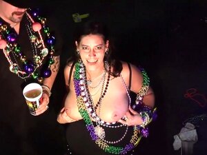 Luda Pornozvijezda Na Najvrućem Fakultetu, Plavi Porno Klip, Ako Nikad Niste Bili Na New Orleans Mardi Grasu, Evo Vaše Prilike Da Provjerite što Ste Propustili, Počevši S Brinetom Koja Pokazuje Svoje Ogromne Sise I Bradavice, Dok Hoda