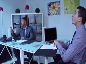 Мишићави канцеларијски фрајер једе и јебе дупе