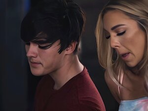 Маћеха нимфоманка коју бих волео да јебем-велика заобљена жена у годинама јебе се у ФФМ трију са слатком драгом