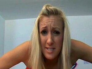 Ξανθιά γδύνεται και χτυπάει το καυλί δυνατά