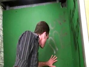 Gejowscy Biali Chłopcy Walą Konia Z Czarnymi Kolesiami - Gejowska Ręczna Robota I Gloryhole 29