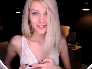 Blond Sötnosbabe Dricker Vin Och Strippar Chatt På Webbkamera