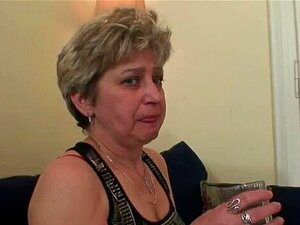 Ils Partagent Une Vieille Grand-mère Affamée De Bite