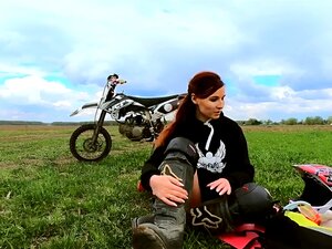 Naakte Vrouw Die Een Foul Fiets Berijden