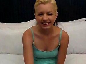 Süße Probiert Zum Ersten Mal Pornos Aus