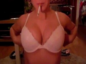 Blondie Röker Medan Hon Ger Blowjov