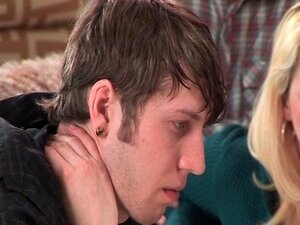 Porr För Kvinnor Där En Tjej Fingrar En Söt Brud