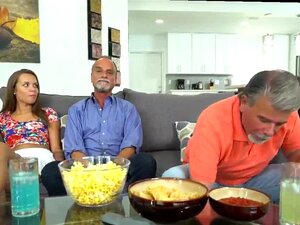 Il Patrigno Punisce La Figliastra Del Compagno Di Giochi Per Aver Fumato Liza E Glen