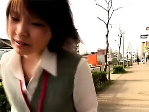 Betoverende Aziatische Verleidster Verleidt Voorbijgangers Met Een Opwindende Show In De Buitenlucht. Durf Haar Verborgen Verlangens Te Verkennen Terwijl Ze Plaagt Met Een Upskirt Glimp En Zich Overgeeft Aan Stoute Speeltijd. Maak Je Klaar Om Betoverd Te 