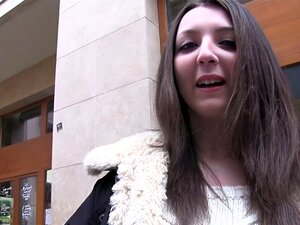 Typ Schnappte Sich Eine Ungarische Amateur-Babe In Der Öffentlichkeit Und Fickte Ihre Enge Muschi Hinter POV Im Haus, Dann Lutschte Und Wichste Sie Seinen Riesigen Schwanz