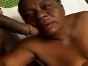 Schwarze Oma Nimmt Langen Großen Schwarzen Schwanz