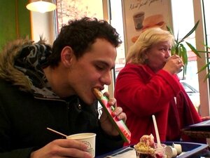 Er Nimmt Auf Und Fickt Eine Riesige Oma