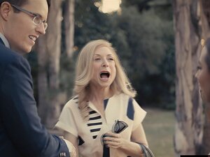 Nadszedł Czas, Aby Nina Hartley Poszła, A Justin Odczuwa Ulgę, Ponieważ Oznacza To, że Był W Stanie Walczyć Z Jej żądzą, Odprowadza Ją Do Domu, Ale Nina Poniża, Gdy Szarpie Jego Krawat Justin Poddaje Się Ninie, Rozkoszując Się Jego Kutasem, A On Wali Ją O