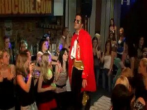 Brunetka W Automaty Do Włosów Pieprzy Się Ostro