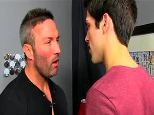 Ο καυτός Twink Brock Landon σκέφτεται σχέδια για δείπνο, αλλά ο τύπος του Aiden