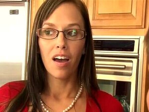 Napaljena Pokćerka želi Kurac Svoje Maćehe I Dečka