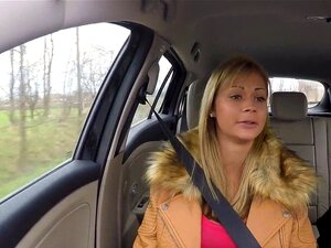 Fejkpolis Knullar Naturlig Storbystad Blondin. Fejkpolis Kör Med Blond Heting Och Tar Henne Sedan I Något Tomt Hus Där Han Med Sin Enorma Kuk Knullar Hennes Fitta Medan Hennes Naturliga Stora Bröst Studsar