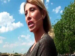 Gebruinde Brunette Babe Neukt Voor Geld In Het Bos