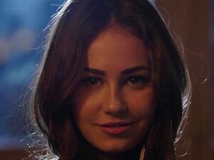 Idealna Europejska Modelka Sophie Limma W Namiętnym Pozowaniu W Gorącej Czarnej Bieliźnie, Zanim Się Rozbiera I Odkrywa Swoje Niesamowite Ciało. Seksowna Laska Zdjęła Bieliznę I Odkryła Swoje Piękne, Nagie Ciało. Pokazała Cycki I ładną Cipkę