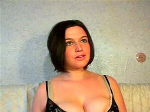 Mijn Vriendin Spreidt Haar Kont Wijd, Close-up En Persoonlijke Zelfgemaakte Clip Van één Warme Kut En Spreidt Haar Reet. Ze Pakt Haar Grote Billen En Spreidt Ze Om Het Gat Eruit Te Laten Springen Voor Een Hardcore Dildo-inbreng