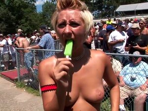 Napalona Gwiazda Porno W Niesamowitym Striptizie, Solo Xxx Wideo, Przejdziemy Teraz Przez Trasę Po Skandalicznym Świecie Nagich Ciał, Zaczynając Od Blondynki, Ssącej Zamrożonego Kutasa, Udając, że To Twój Fiut, A Ona Robi Ci Loda. Następnie, Yo