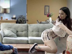 Pettävä Aviomies Nai Kiimaisen Söpöläisen Emännän Kanssa. Pettävä Aviomies Derrick Pierce Haluaa Nähdä Naapurin Söpöläisen Emäntänsä Aria Leen Ja Naida Hänen Kyrpänsä Nälkäisen Söpöläisen Pillunsa, Kun Hänen Vaimonsa Ei Ole Vielä Kotona