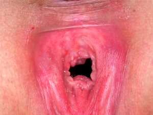 Osobliwa Czeszka Otwiera Swoją Wąską Cipkę Na USA. Idealna Czeska Laska Rozciąga Ogoloną Cipkę I Kręci Pompkę Głęboko W środku, Mając Najlepszy Orgazm