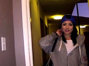 MODEL WIRD WÄHREND EINES FOTOCASTINGS GEFICKT