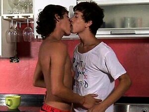 Leidenschaftliche Twinks Küssen Sich Und Gehen In Die Küche