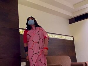 Индијска фембои кросдресерка Јессица Леоне одлази у сарее и показује секси дупе